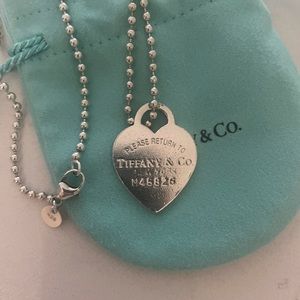 TIFFANY & Co. Long Chain Pendant Heart Necklace